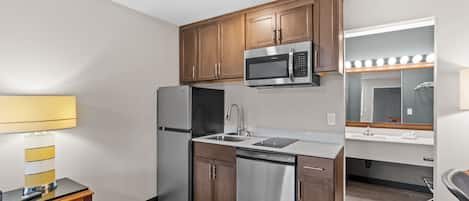 Køleskab, mikrobølgeovn, kaffe-/temaskine