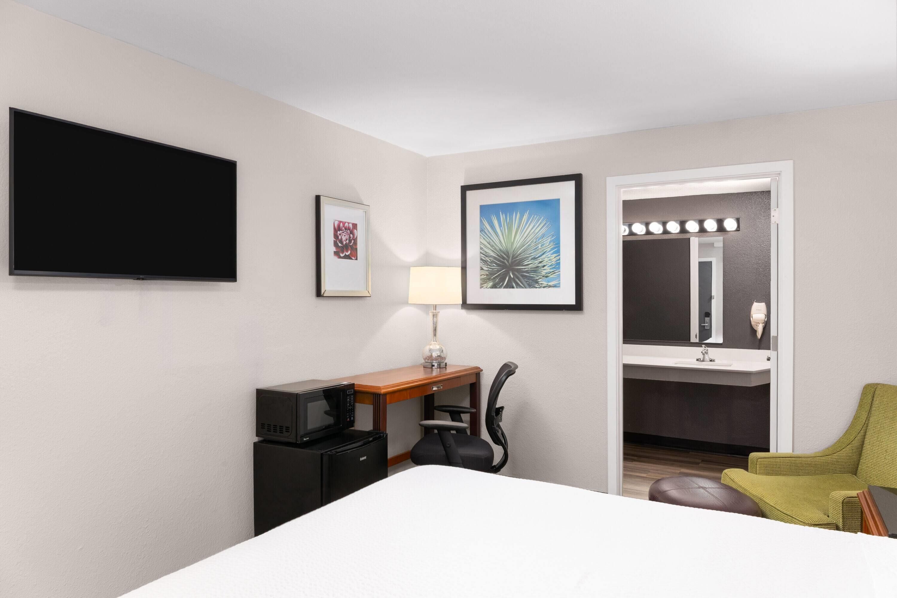 客房, 1 张特大床, 无烟房 | 办公桌、熨斗/熨板、床单