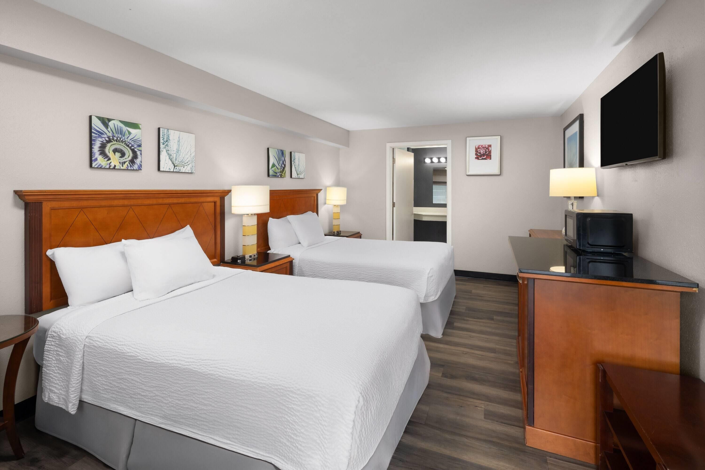 客房, 2 张双人床, 无烟房 | 办公桌、熨斗/熨板、床单