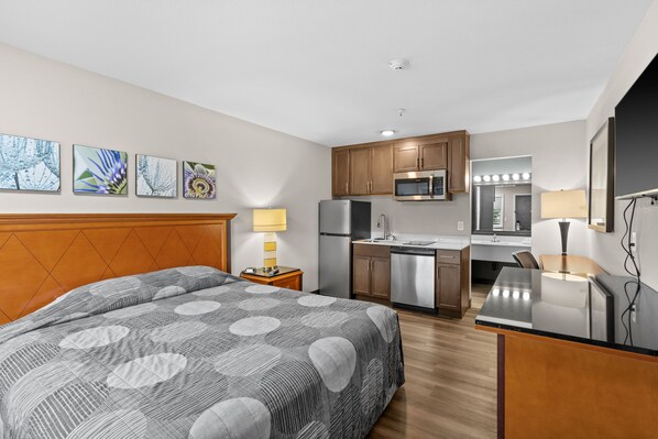 办公桌、熨斗/熨板、床单