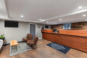 Lobby - Basecamp Puyallup a Travelodge by Wyndham (Puyallup)