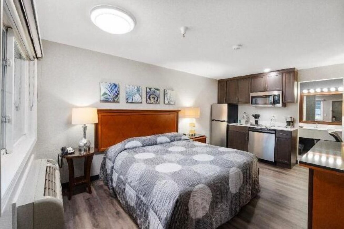 Desk, iron/ironing board (on request), bed sheets