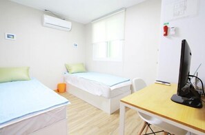 Chambre avec lits jumeaux | Draps en coton égyptien, couette en duvet d'oie, surmatelas, bureau