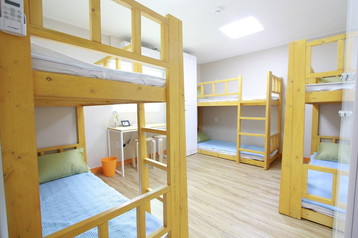 共用宿舍 (6 Persons, Mixed) | 埃及棉床單、羽絨被、舒適加層、書桌