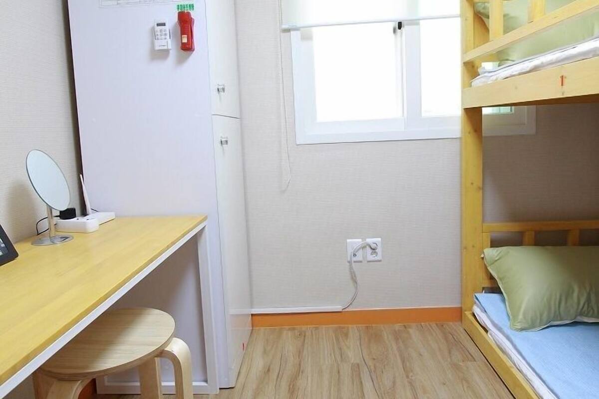 埃及棉床單、羽絨被、舒適加層、書桌