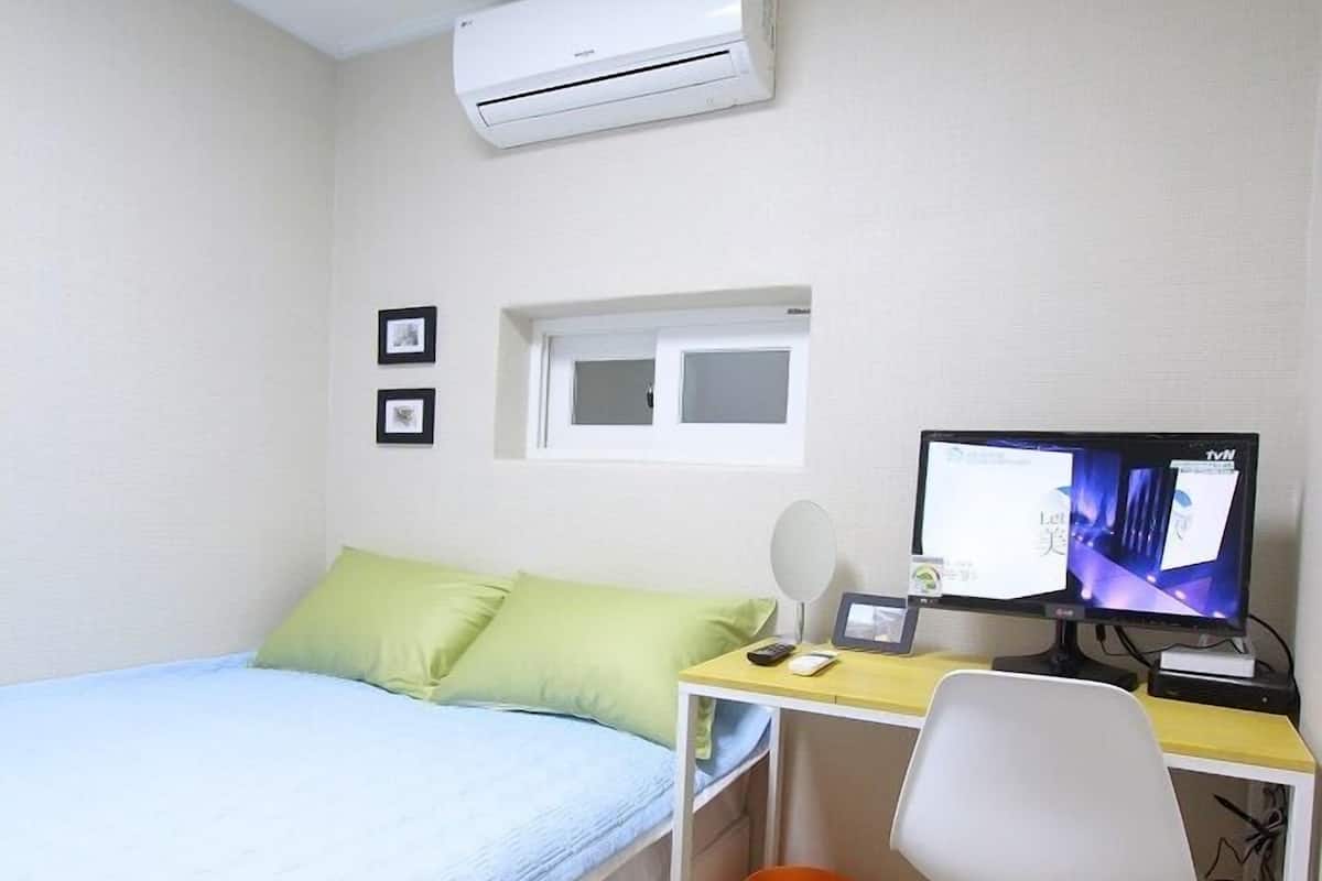 Double Room | Egyptian cotton sheets, down comforters, pillowtop beds, desk