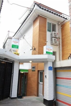Property entrance - Cocoon Stay Hongdae Guesthouse (Seoul)