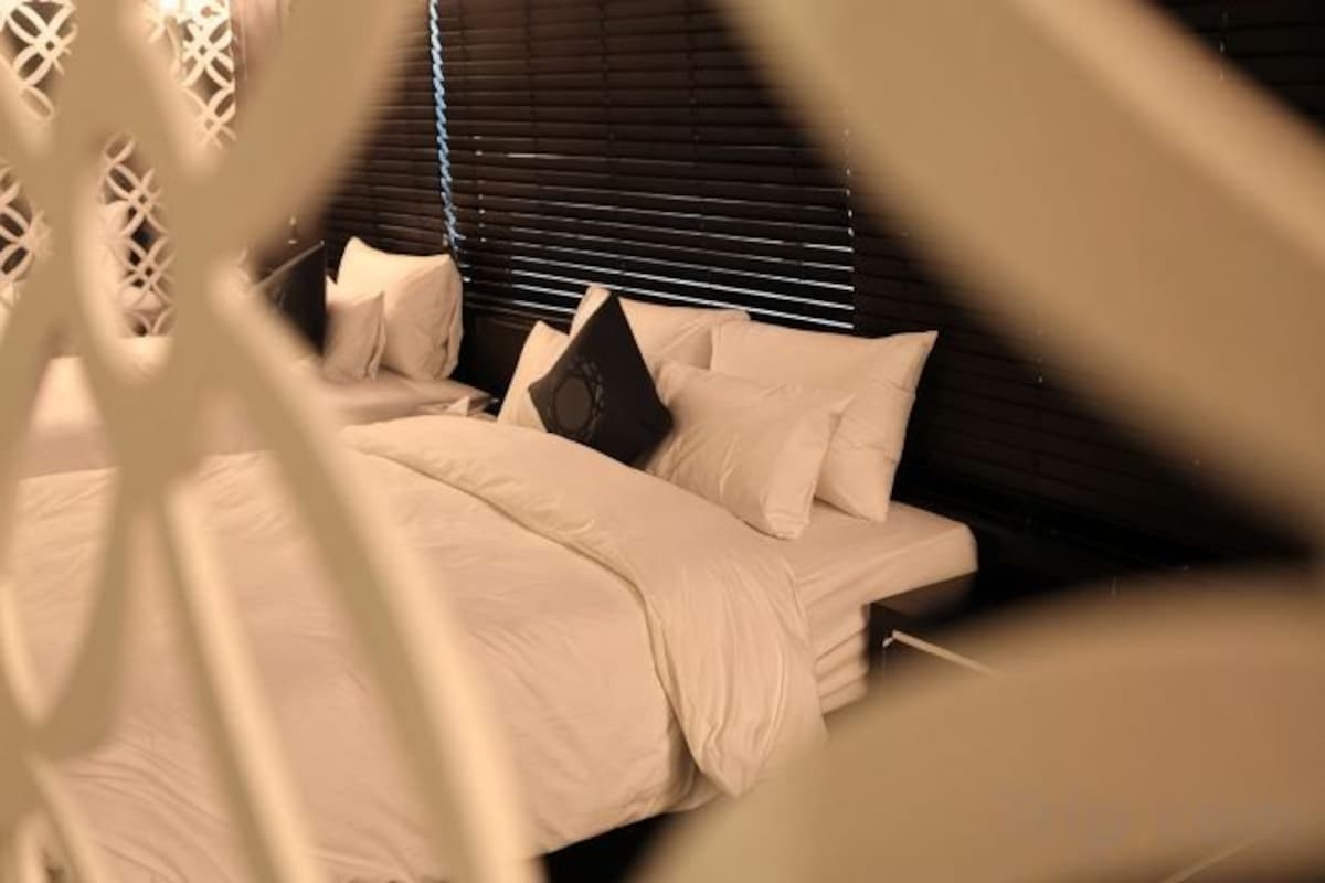 Down comforters, WiFi (free), bed sheets