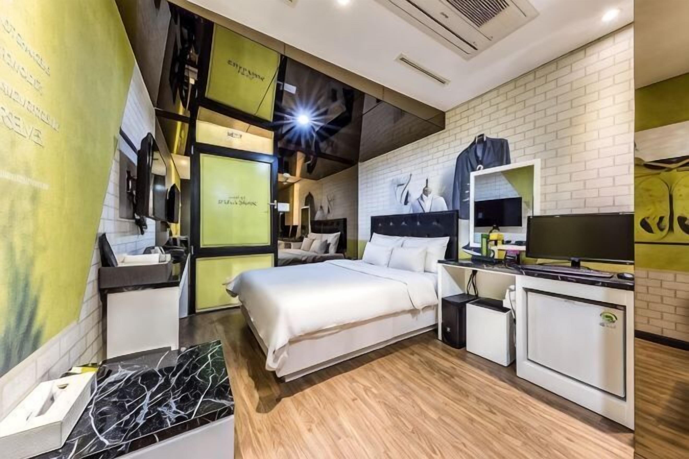 Down duvets, free WiFi, bed sheets