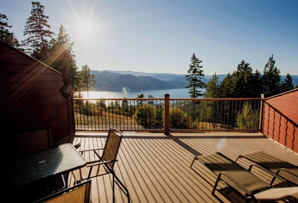 The Spruce Suite | Terrace/patio - Crooked Tree Guest Suites (Penticton)