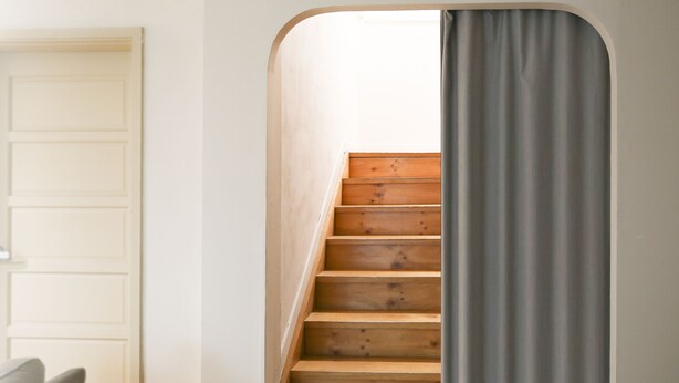 Una escalera de madera que lleva a una plataforma.