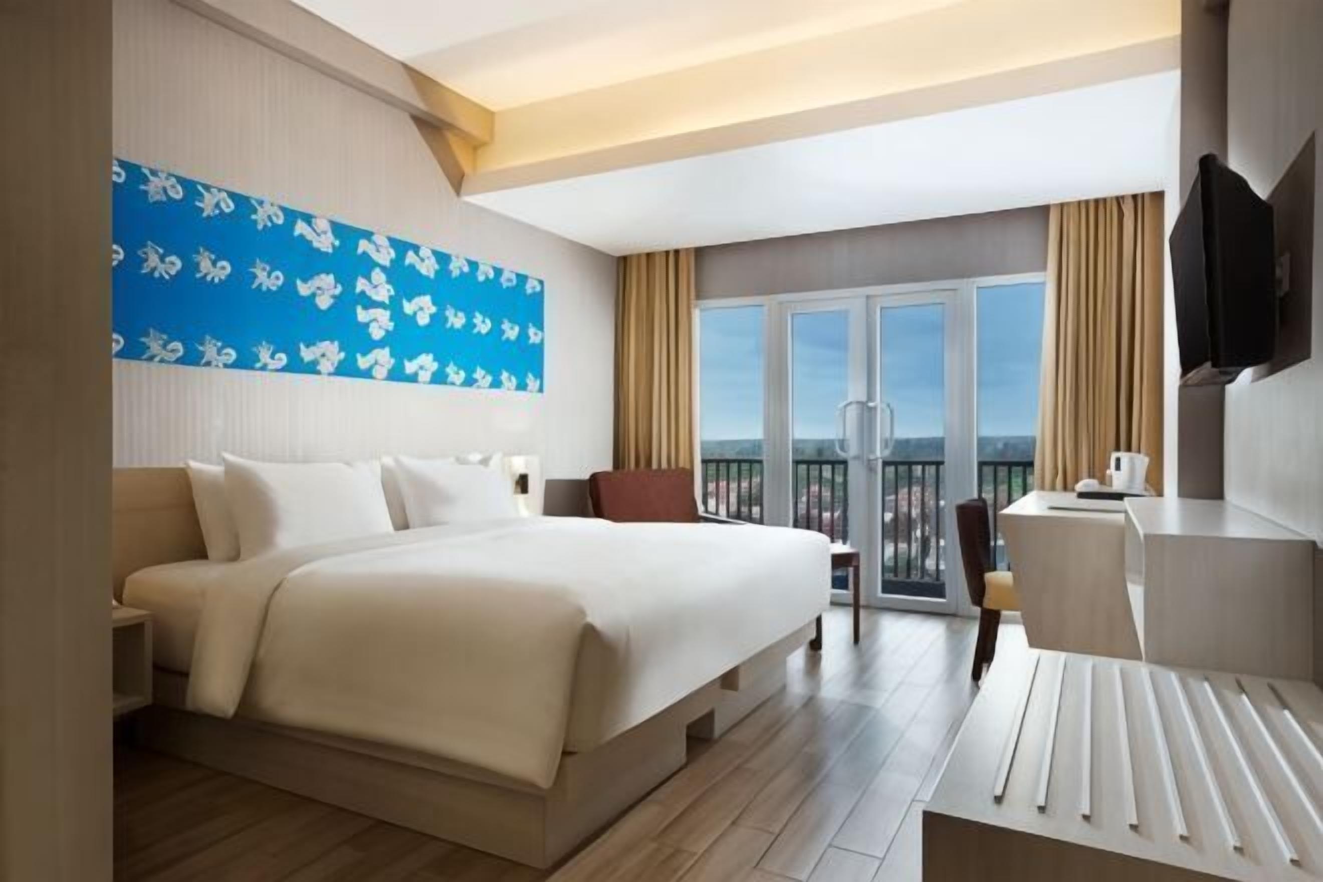 Minibar, in-room safe, desk, laptop workspace