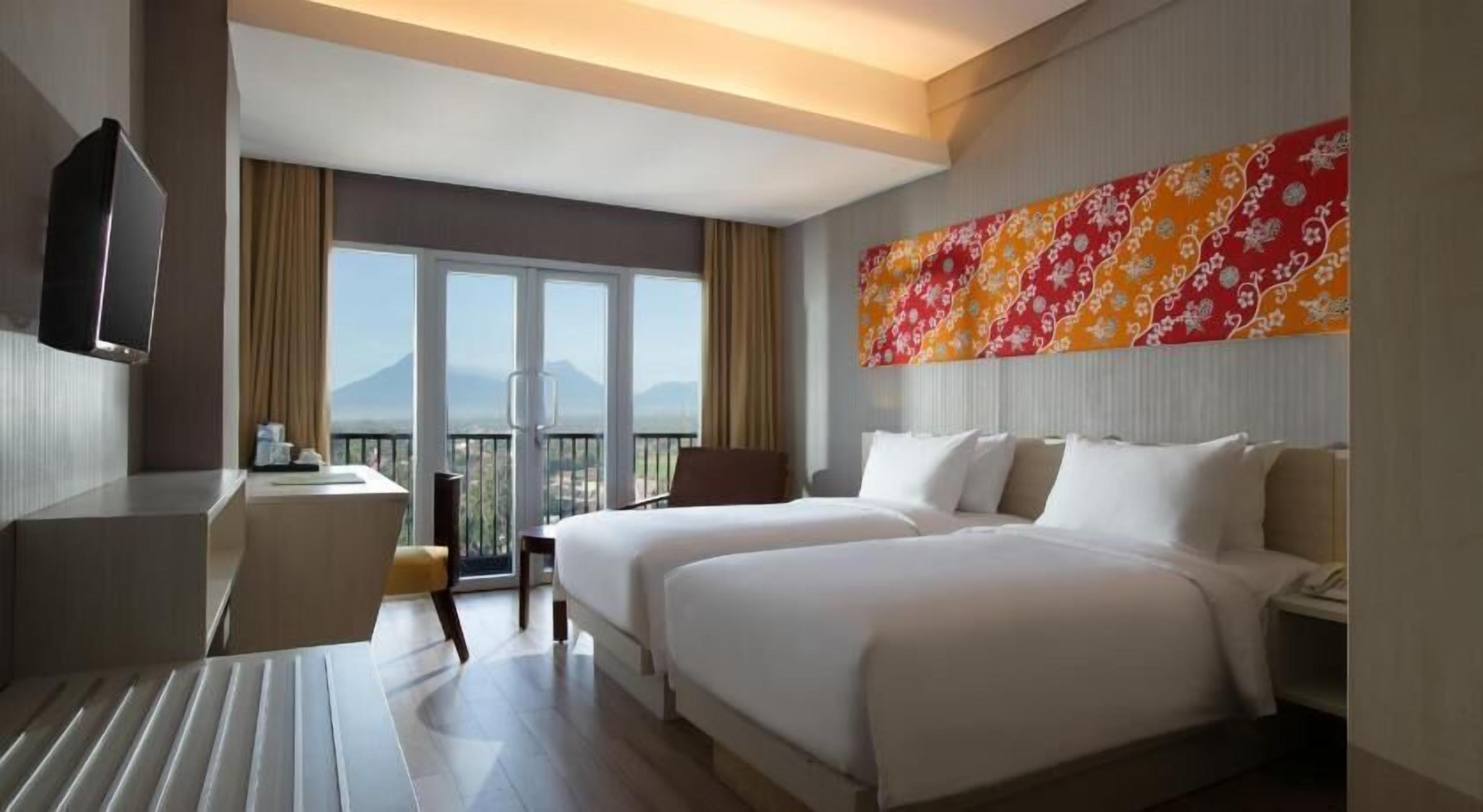 Minibar, caja de seguridad en la habitación y escritorio 