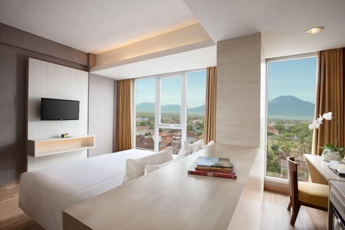 Minibar, brankas, meja kerja, dan ruang kerja ramah laptop