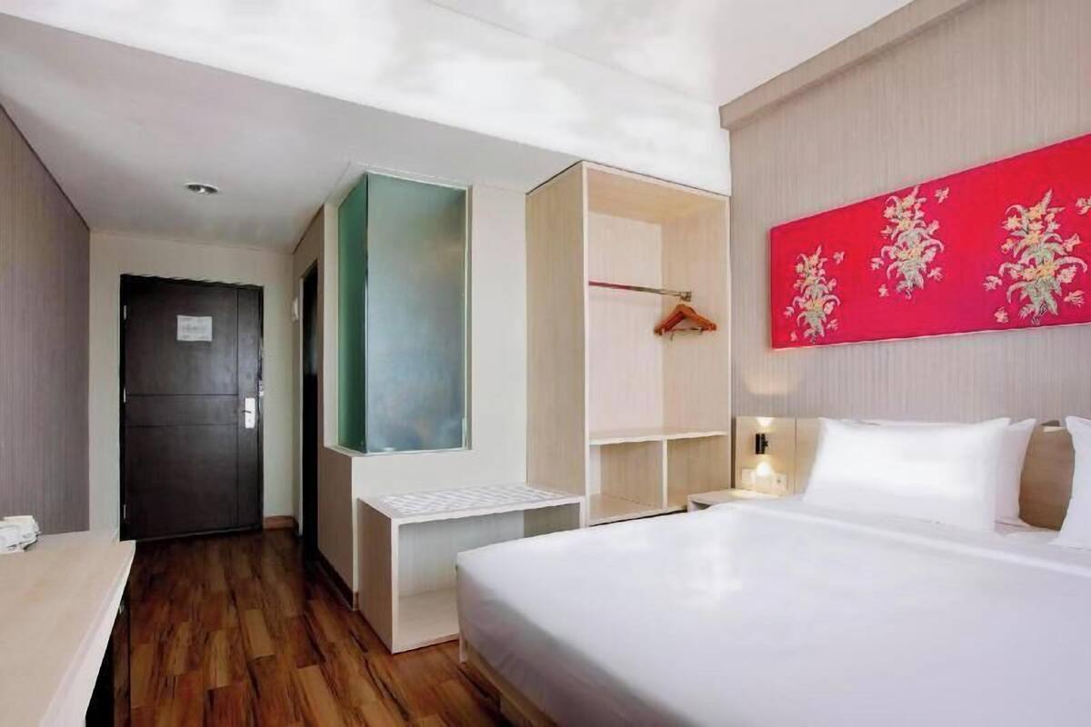 Minibar, caja de seguridad en la habitación y escritorio