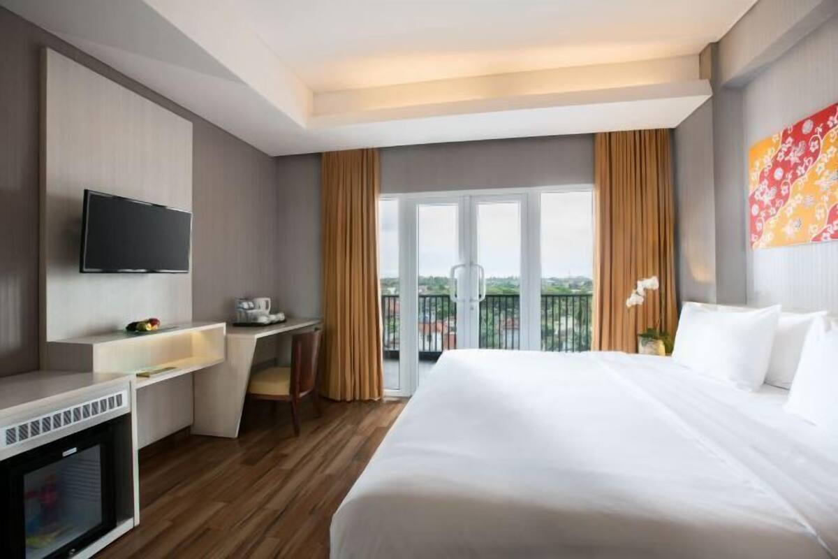 Minibar, brankas, meja kerja, dan ruang kerja ramah laptop