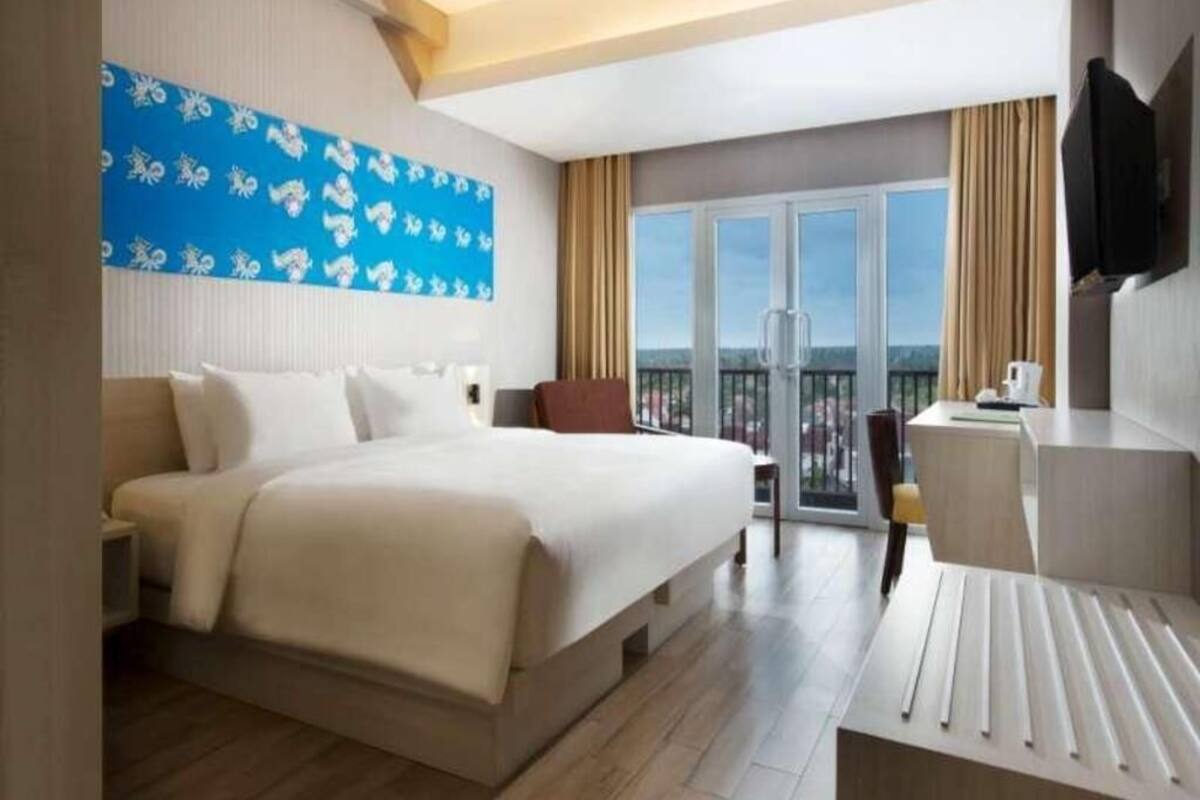 Minibar, caja de seguridad en la habitación y escritorio