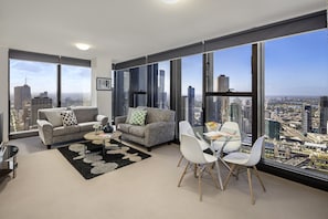 Departamento Deluxe, 2 habitaciones | Área de sala de estar | Televisión LED de 40 pulgadas con canales digitales 