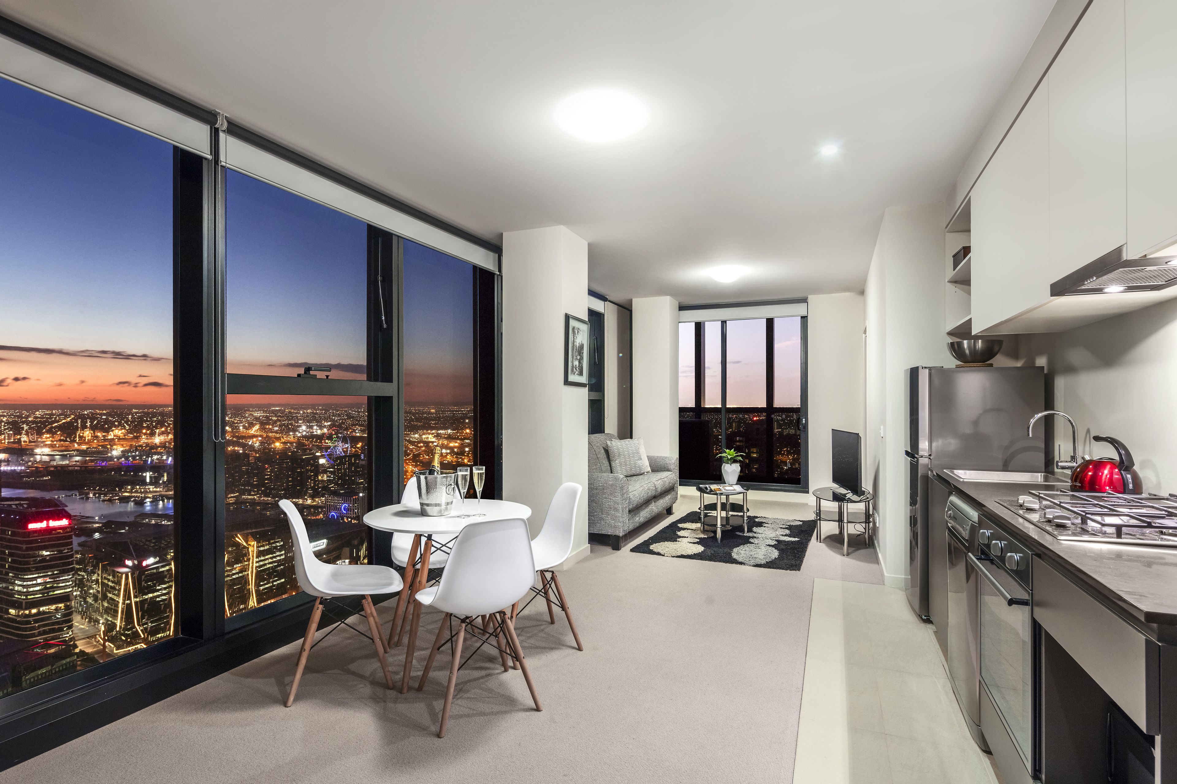 Appartement Deluxe, 2 chambres | Coin séjour | Télévision LED de 40 pouces avec chaînes numériques