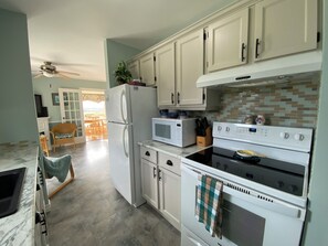 Casa de campo superluxo, 2 quartos, varanda, vista para a baía (Near Beach) | Cozinha privada | Geladeira grande, micro-ondas, fogão, cooktop