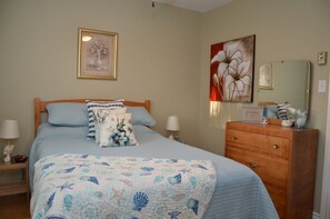 Luxury Cottage, 2 Bedrooms, Patio, Bay View (Near Beach) | 2 bedrooms, premium bedding, down comforters, pillowtop beds - Greenwich Moonlight Bay Cottage (Greenwich)