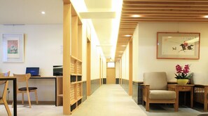 Premium bedding, down comforters, desk, soundproofing - Dream House (Seoul)