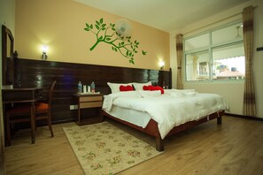 Deluxe Suite, 1 King Bed, Non Smoking, Garden View | Desk, free WiFi - Center Park Resort (Sauraha)