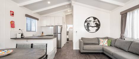 Villa Premium, 2 habitaciones | Zona de estar | Una televisión de pantalla plana