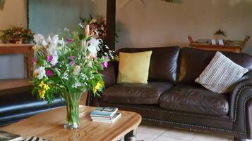 Aperto a colazione, pranzo e cena, con vista sul giardino