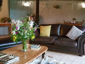 Se sirven desayunos, almuerzos y cenas; con vista al jardín