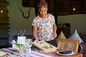 Se sirven desayunos, almuerzos y cenas; con vista al jardín
