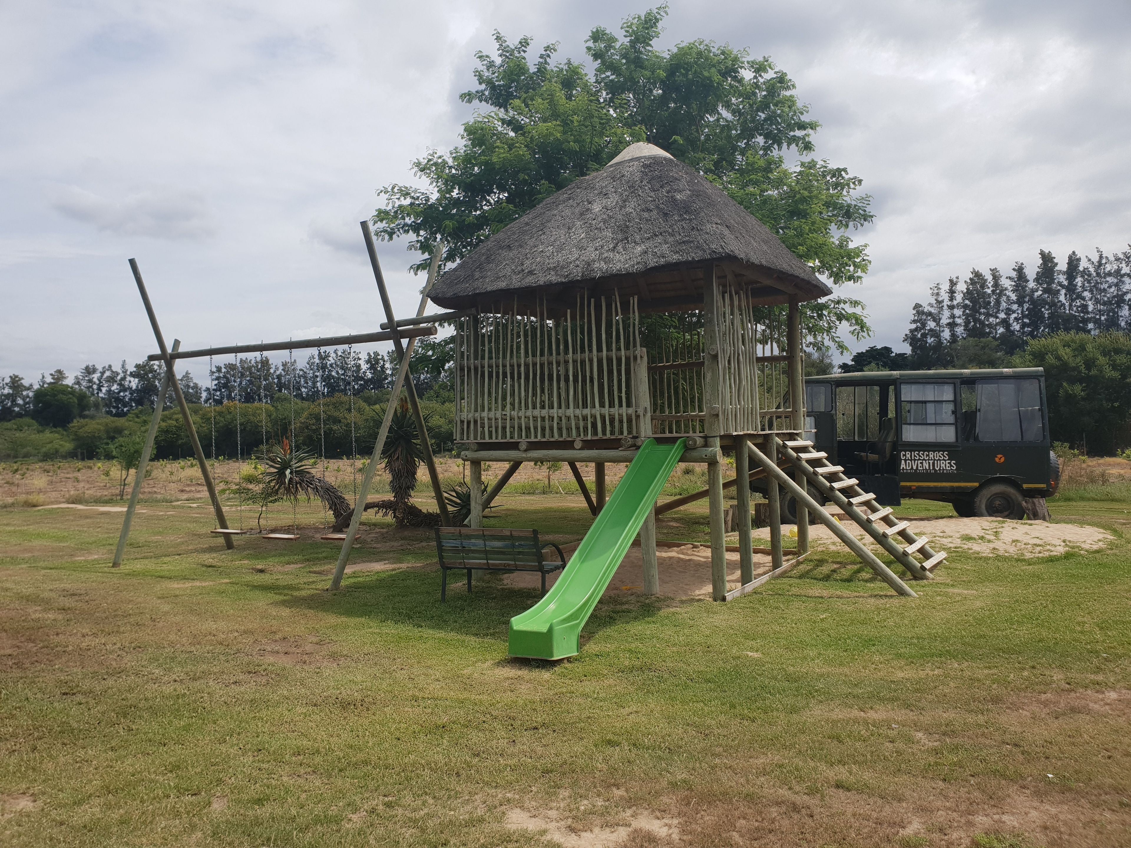 Lasten leikkialue ulkona