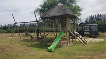 Lasten leikkialue ulkona