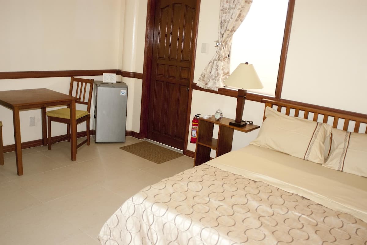 Standard Room | Minibar, in-room safe, desk, blackout drapes