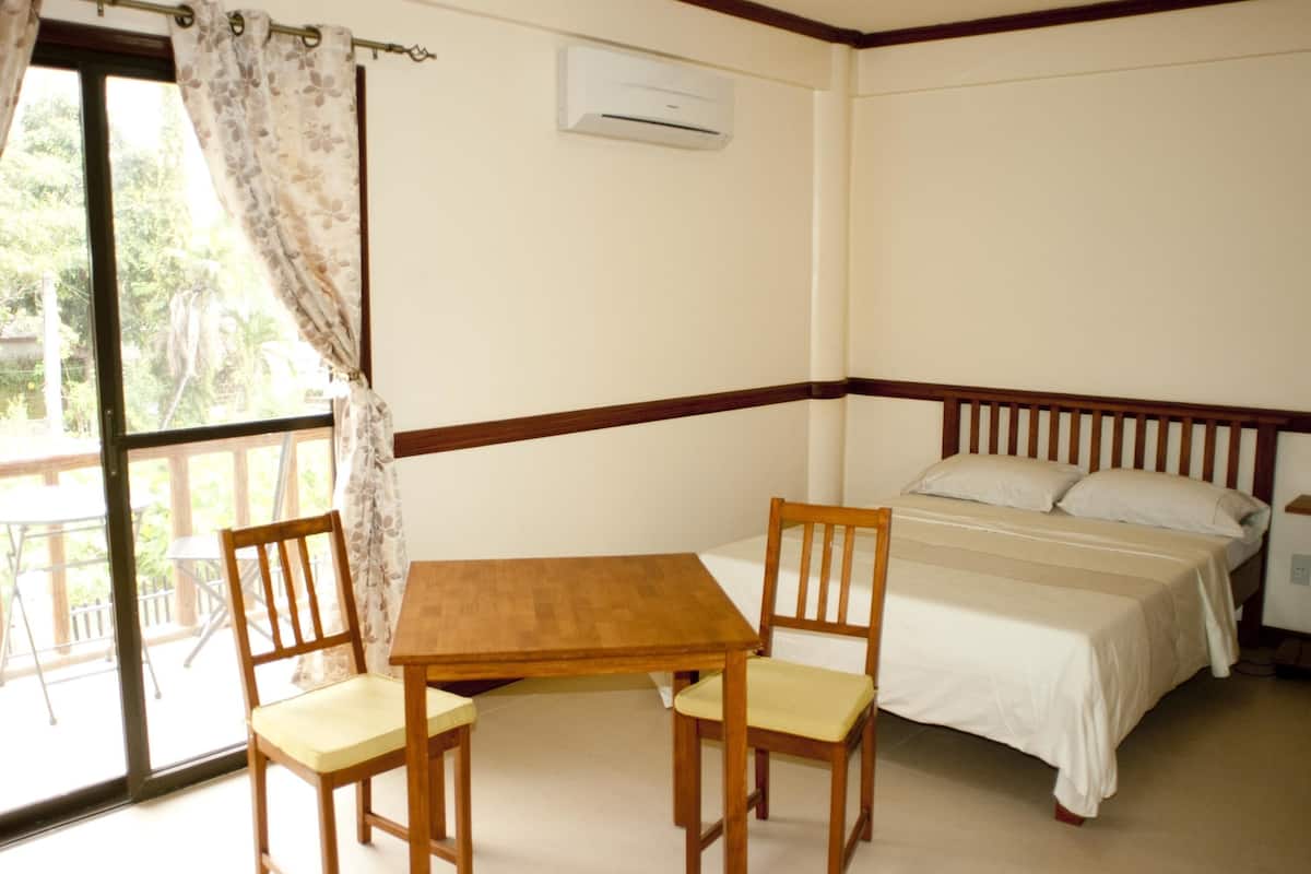Deluxe Room | Minibar, in-room safe, desk, blackout drapes
