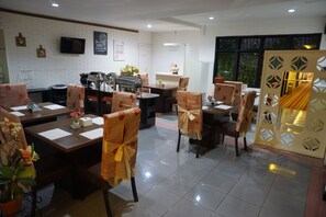 Breakfast, lunch and dinner served - Mangga Dua Hotel Makassar (Makassar)