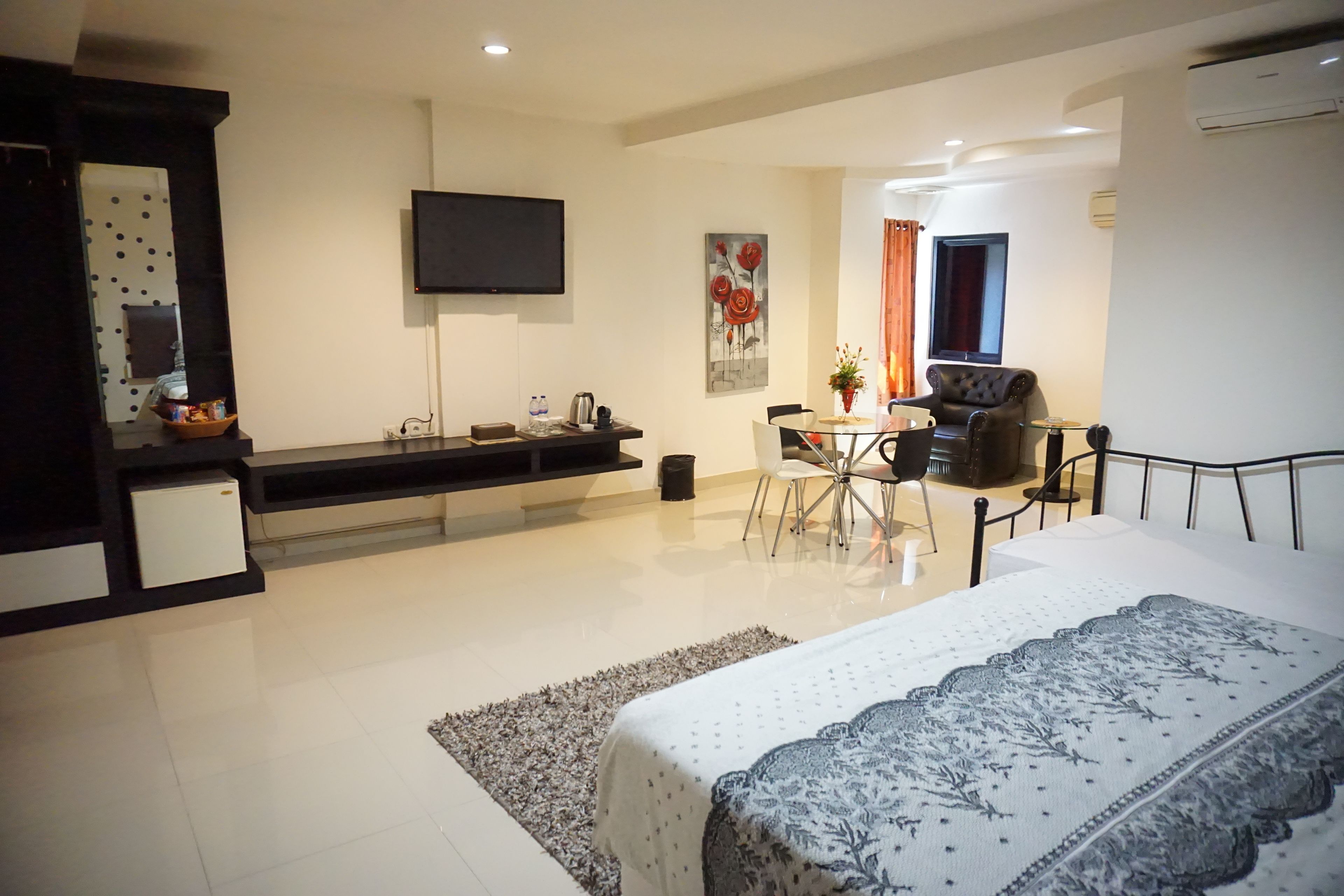 Executive Suite, 1 King Bed, Non Smoking | Minibar, desk, free WiFi