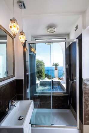 Habitación de luna de miel doble | Baño | Artículos de higiene personal gratuitos, secador de pelo, bidé y toallas