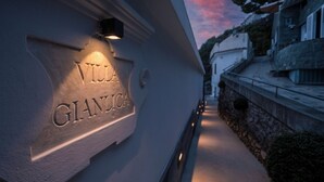 Un edificio con un letrero que dice "VILLA GIANCIA" iluminado por una lámpara.