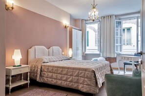 Caja de seguridad en la habitación y escritorio 