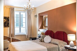 Caja de seguridad en la habitación y escritorio 