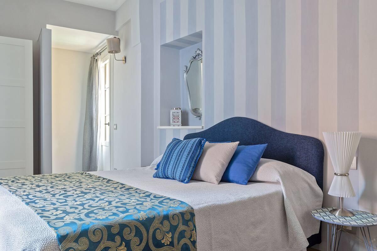 In-room safe, desk, laptop workspace, soundproofing