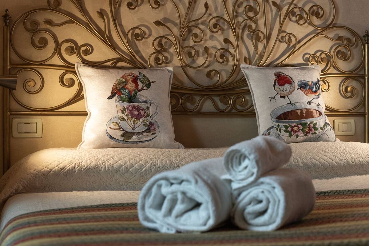 Deluxe Studio (Veranda) | In-room safe, desk, laptop workspace, soundproofing