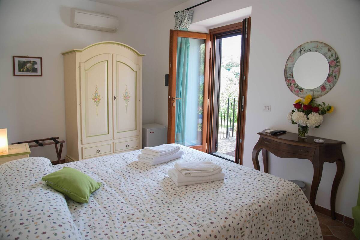 Double or Twin Room | In-room safe, soundproofing, free WiFi, bed sheets