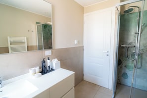 Amenidades de baño gratuitas, secadora de cabello, bidet, toallas 