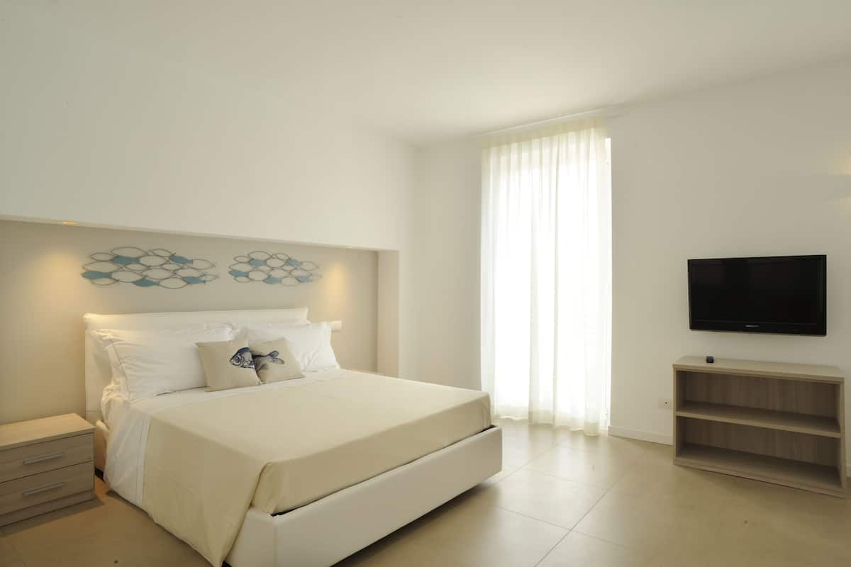 Apartment, 1 Bedroom | Peralatan tempat tidur premium, gebar bulu kapas, peti besi dalam bilik