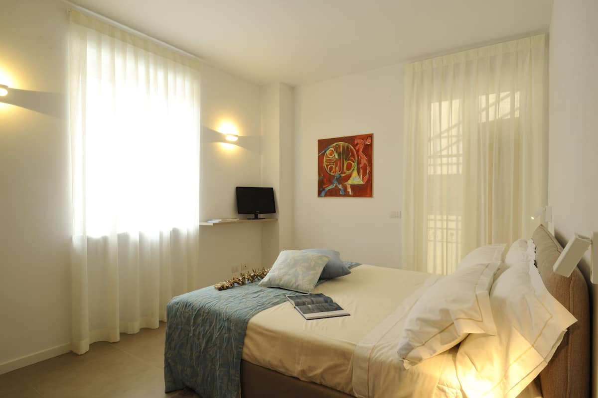 Apartment, 2 Bedrooms | Peralatan tempat tidur premium, gebar bulu kapas, peti besi dalam bilik