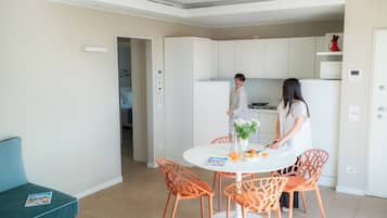 Penthouselejlighed - 2 soveværelser | Privat køkken | Espressomaskine, køleskab/fryser i fuld størrelse, mikrobølgeovn, ovn