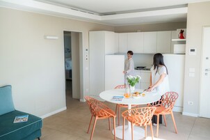 Ático, 2 habitaciones | Cocina privada | Máquina de café espresso, frigorífico grande, microondas y horno