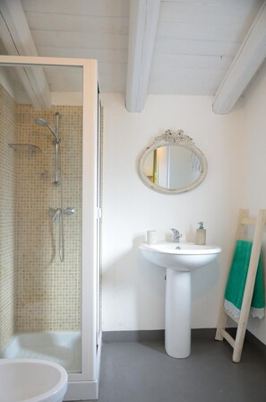 Regadera, amenidades de baño gratuitas, secadora de cabello, batas 